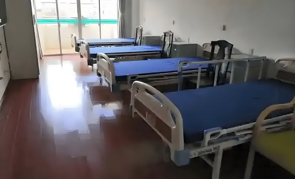 本科积分入户_偶遇何猷君穿两年前的增高鞋，奚梦瑶外八严重 两排平房排列的土红色沿路